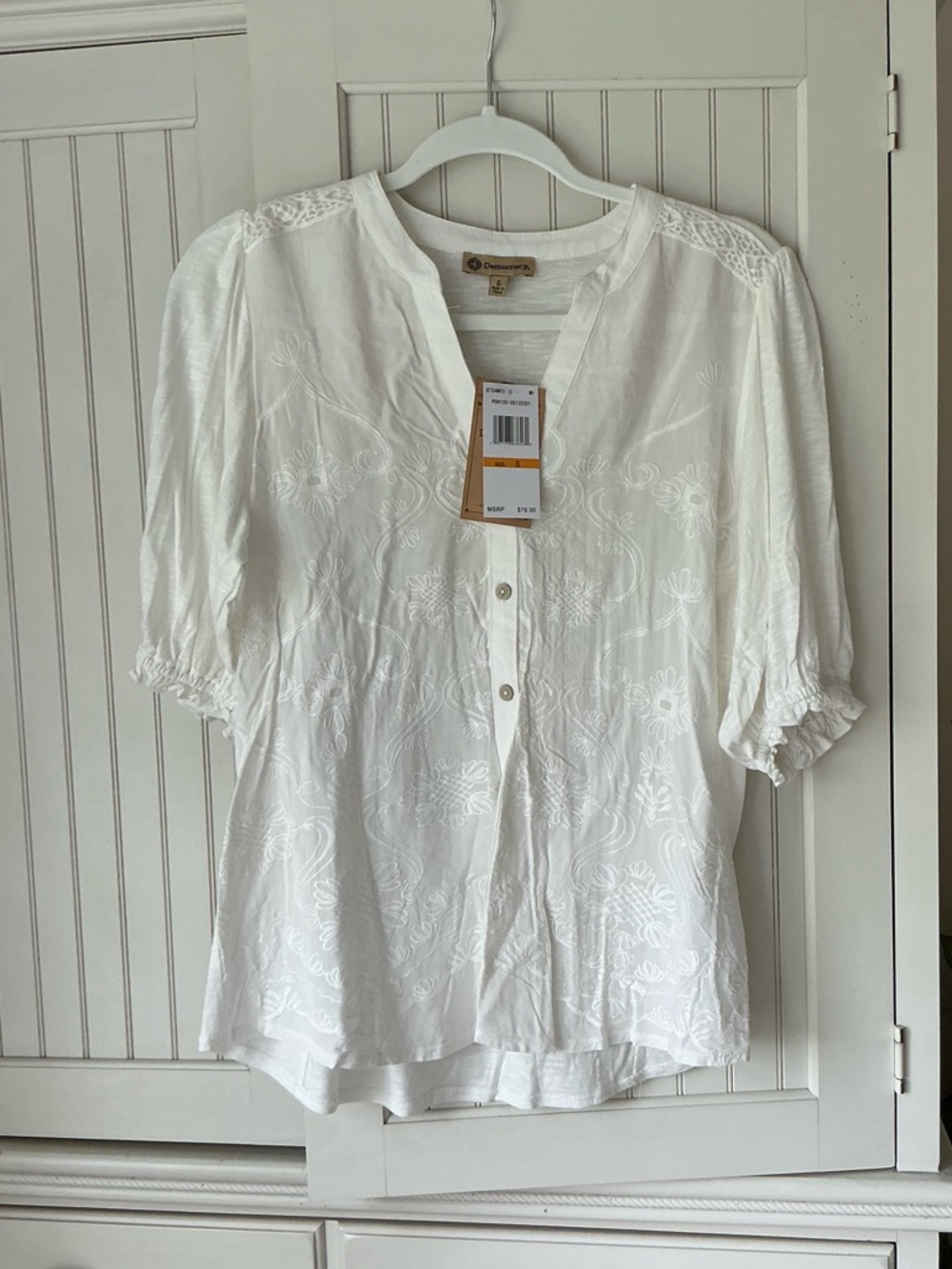 Beautiful NWT White Embroidered Top ☀️